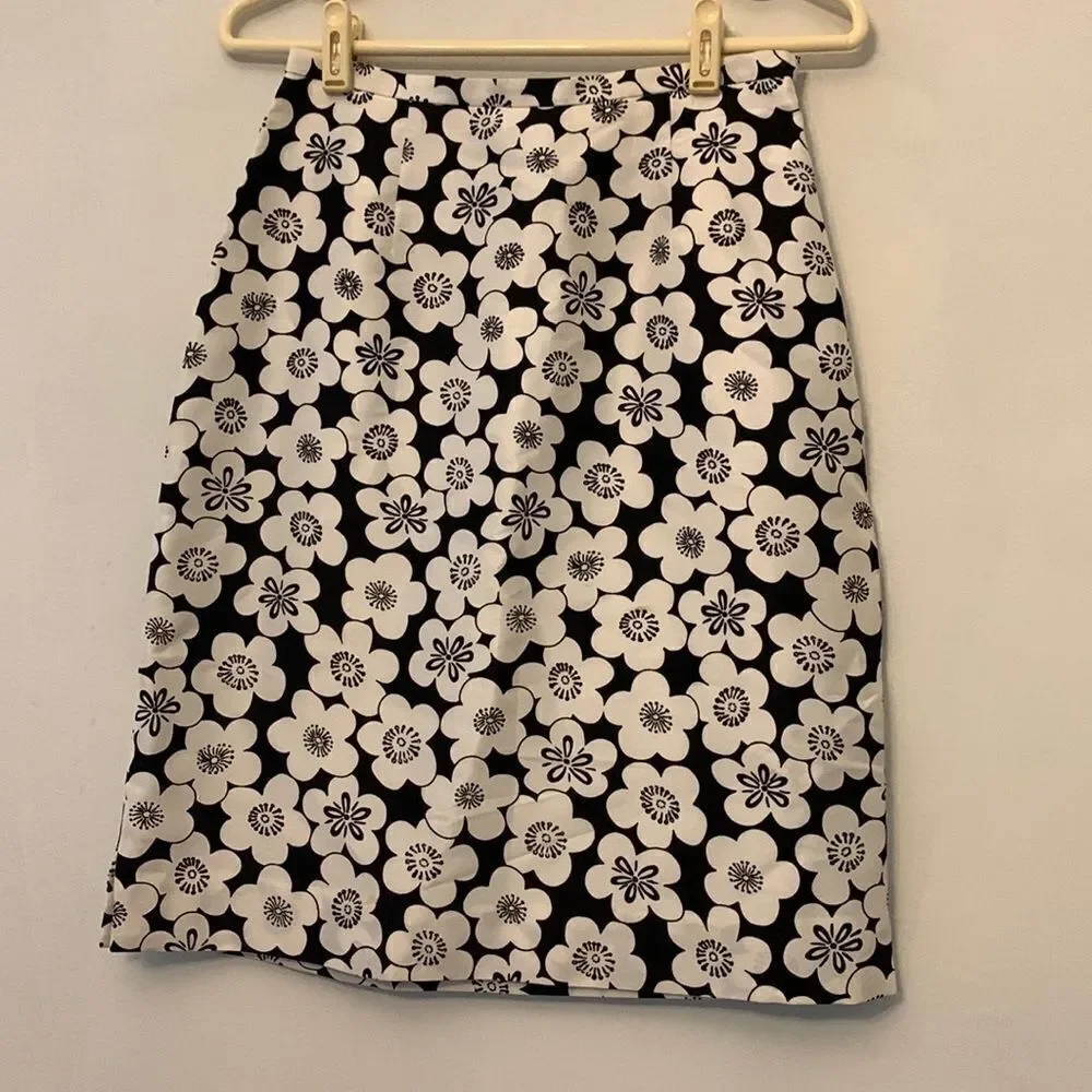 HAROLD’S SKIRT black and white floral silk Size 2 Fully lined Side slits